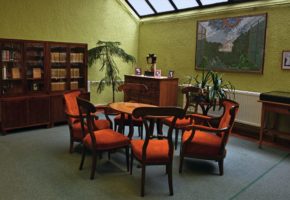 Kiemelt kép a Egy éve költözött Hamvas Béla nappalija a könyvtárba című bejegyzéshez