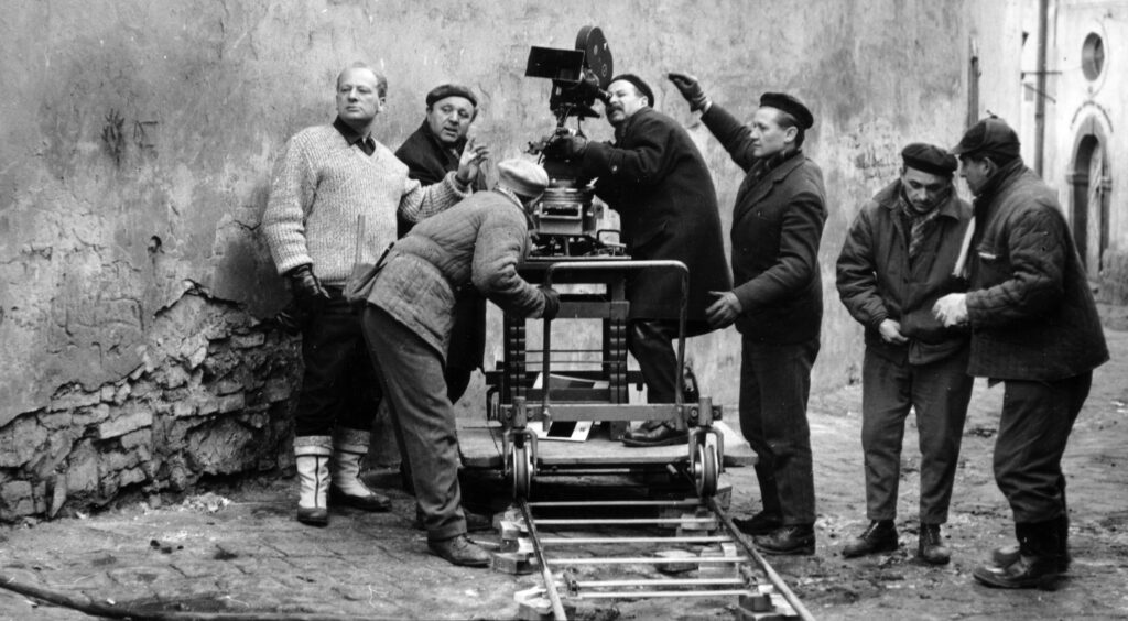 Futó utca, a felvétel az Egy szerelem három éjszakája című film forgatásakor készült. Balra Révész György a film rendezője, a kameránál Somló Tamás operatőr. Fortepan / Révész György / Inkey Tibor
